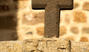 St-Pierre-de-Colombier - Croix vers l'église ©S.BUGNON