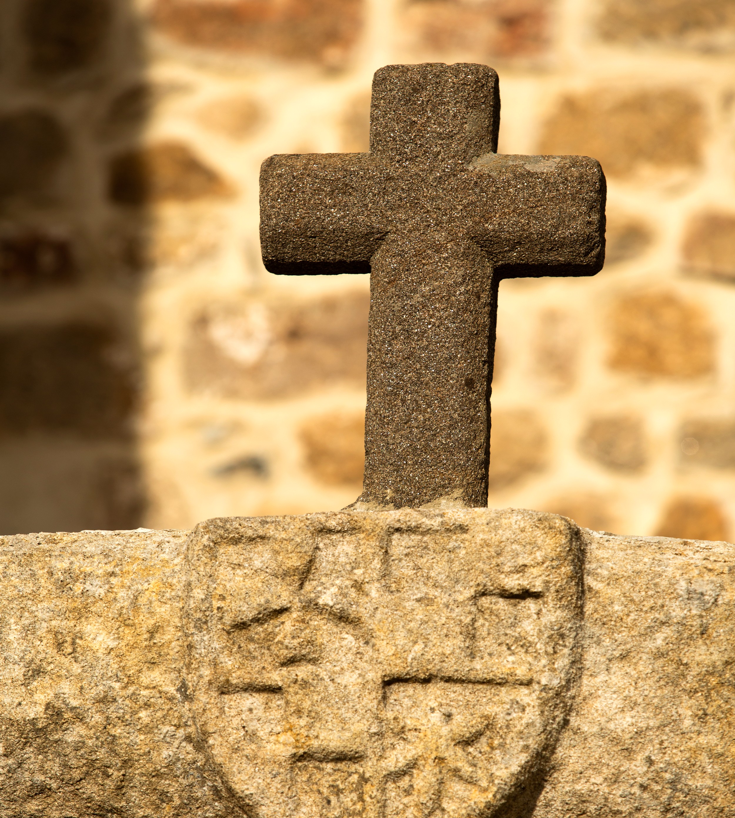St-Pierre-de-Colombier - Croix vers l'église ©S.BUGNON