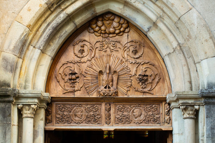 Patrimoine culturel et religieux, le tympan de l'église de Saint Pierre de Colombier en Ardèche