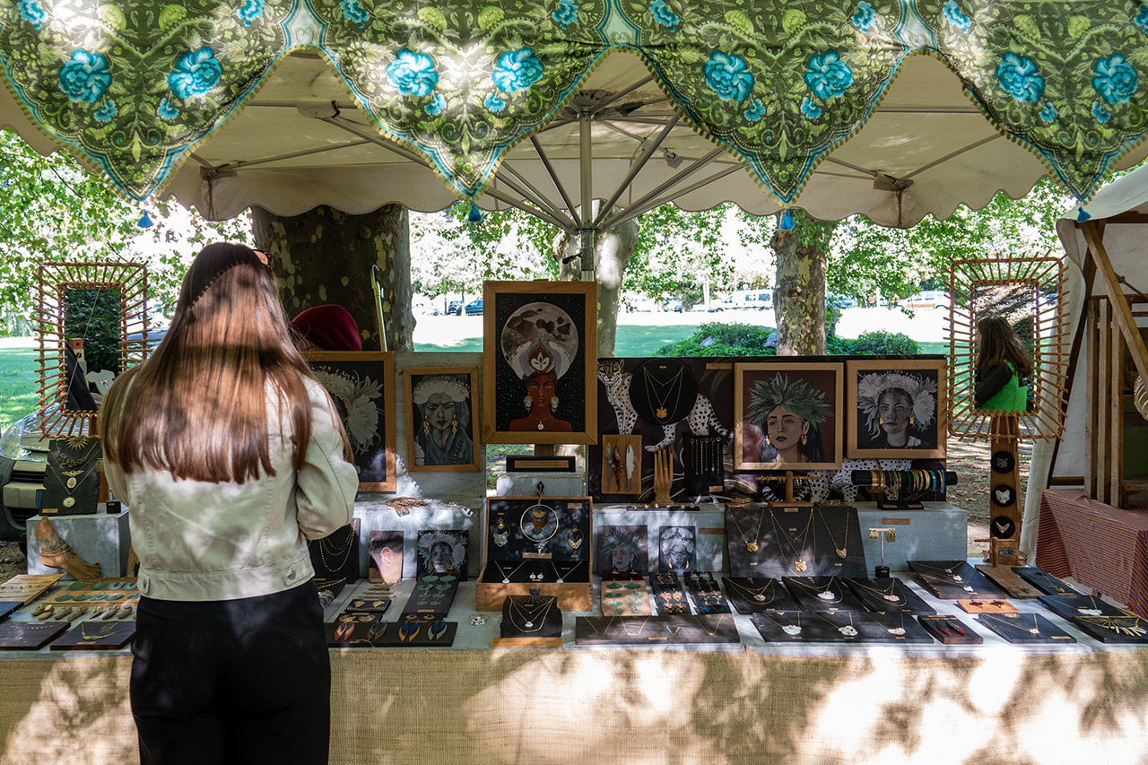 Stand d'un créateur au Marché de Neyrac