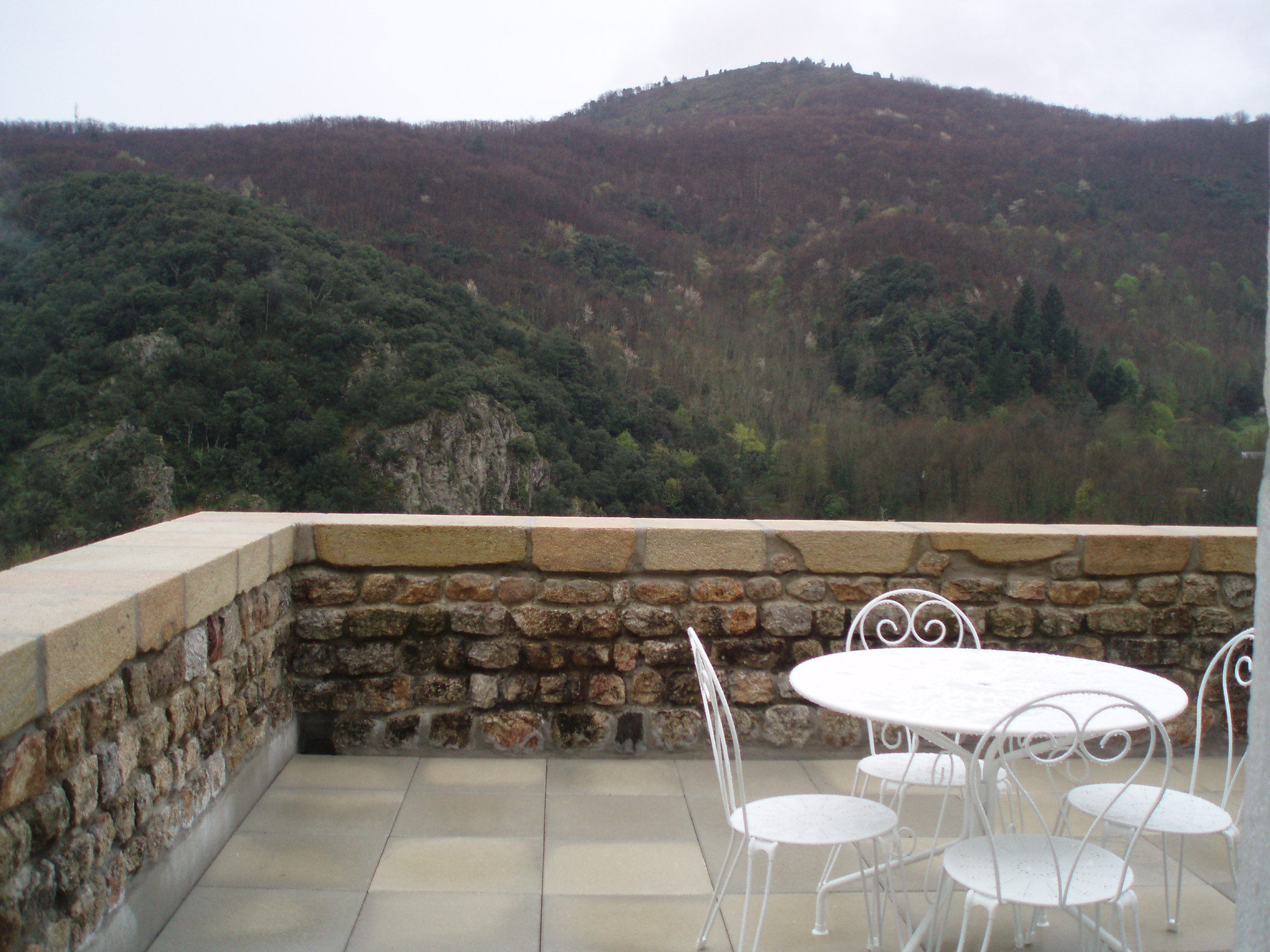 Terrasse extérieure du gite Lavande à Meyras