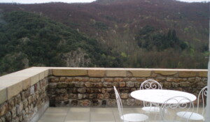 Terrasse extérieure du gite Lavande à Meyras