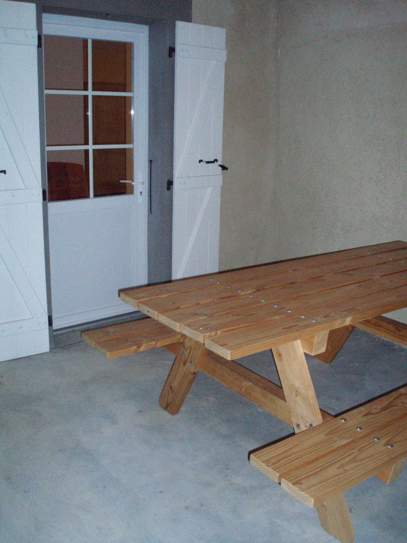 Terrasse et table extérieure du gite Mimosa à Meyras