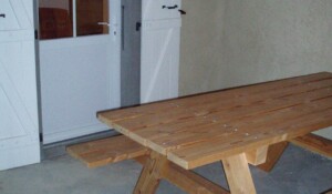 Terrasse et table extérieure du gite Mimosa à Meyras