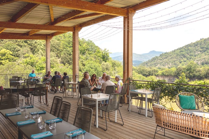 Terrasse du restaurant et bistrot de Pays le Point d'Orgues à Fabras en Ardèche avec vue sur les orgues basaltiques volcaniques du Lignon