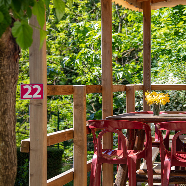 Terrasse privative, camping en Ardèche