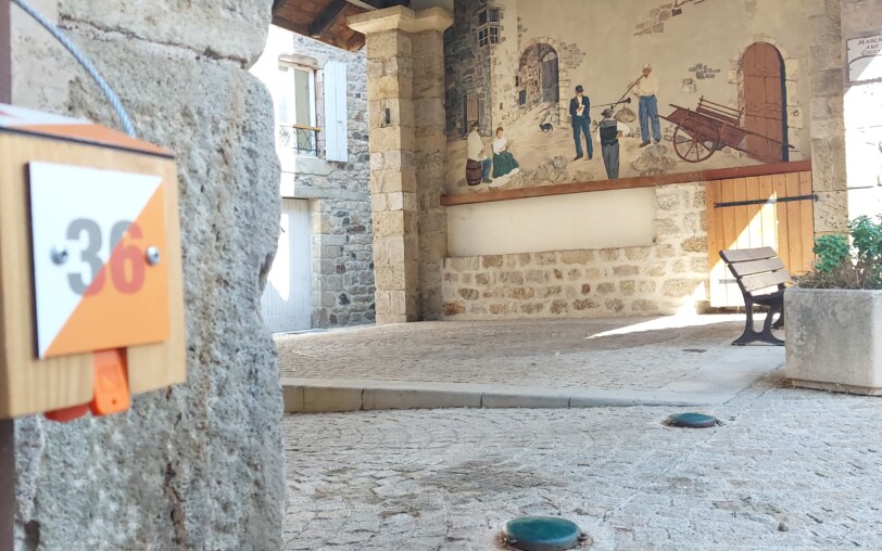 Borne CO au cœur du village de Thueyts