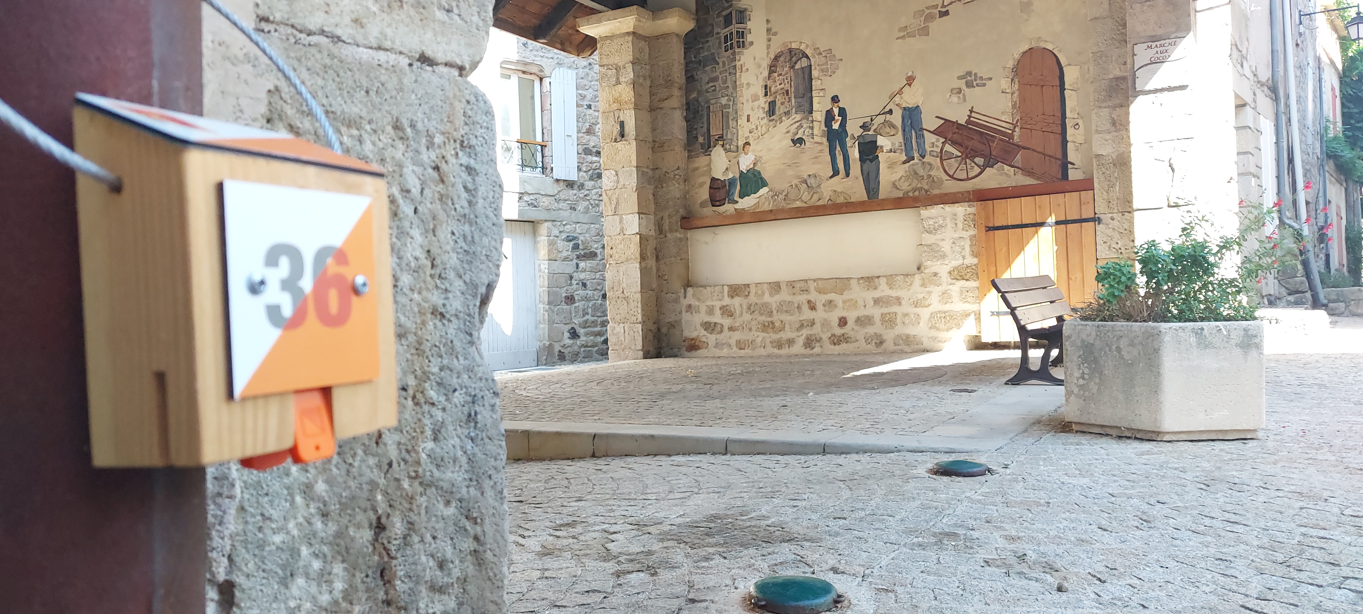 Borne CO au cœur du village de Thueyts