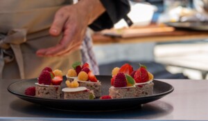 Thueyts - Ardèche s'invite au Menu - dessert fruits rouges ©sourcesetvolcans