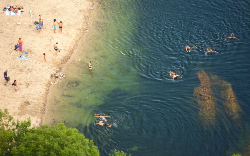Plage au bord de l'Ardèche à Thueyts