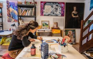 Béatrice Jusrendot qui dessine, son association ShantiArt est basée à Thueyts en Ardèche - ©sourcesetvolcans