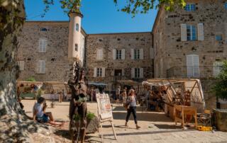 Thueyts - Blou Art - Parvis du château de Blou et sculptures ©sourcesetvolcans - ©sourcesetvolcans