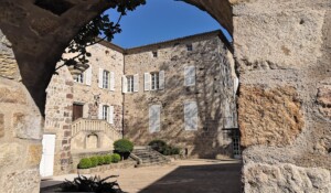 Thueyts - Château de Blou, côté rue de la fontaine ©sourcesetvolcans