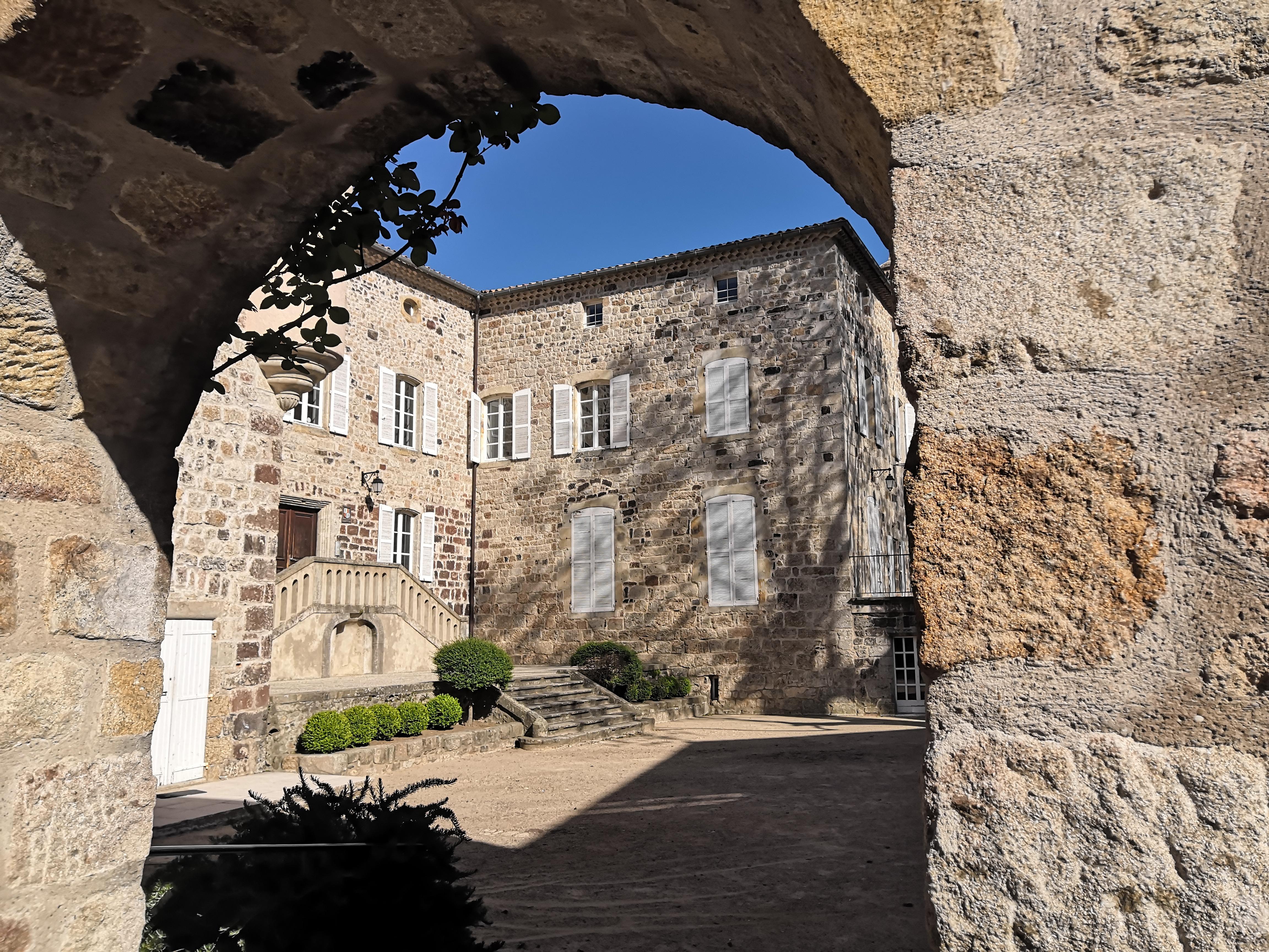 Thueyts - Château de Blou, côté rue de la fontaine ©sourcesetvolcans