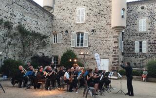 Thueyts - Concert Harmonie Aubenas Vals sur le parvis du château de Blou - ©L.Humbert