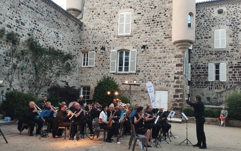 Thueyts - Concert Harmonie Aubenas Vals sur le parvis du château de Blou