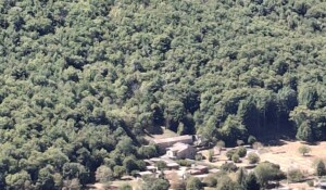 Grande maison en longueur en bordure de forêt