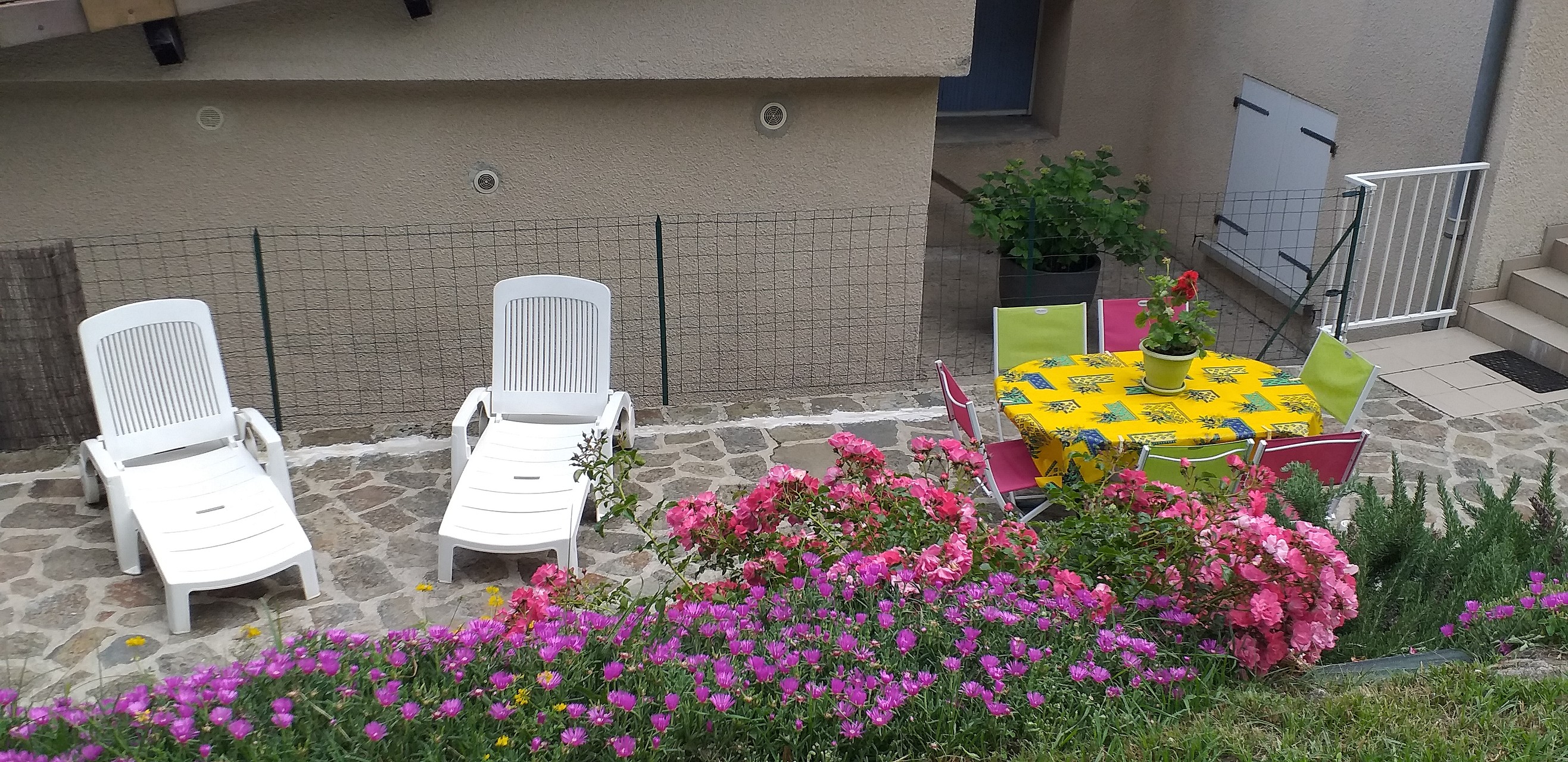 Thueyts - gite les chataigniers - terrasse - mas dardet ©n.roche