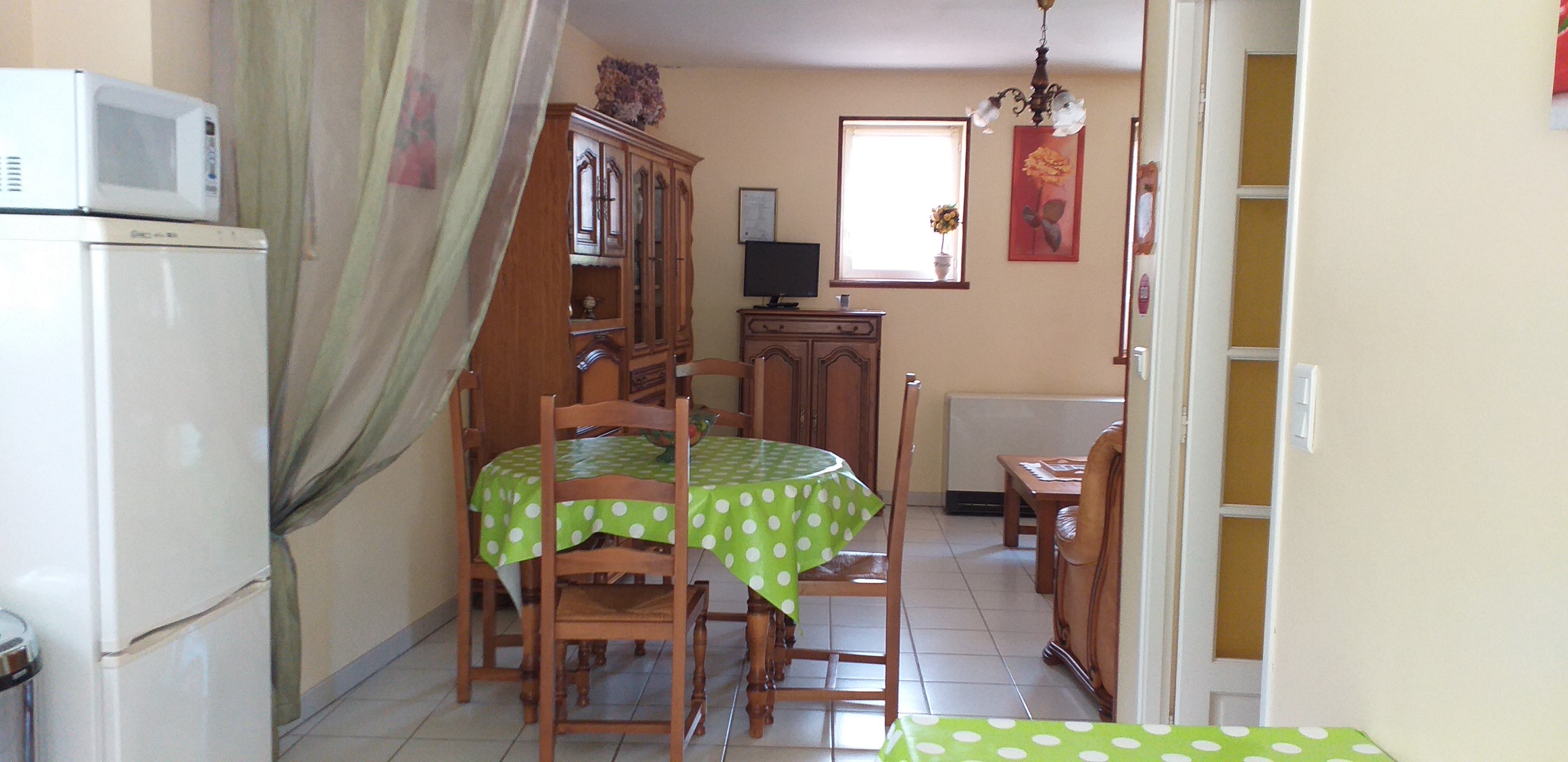 Thueyts - gite les chataigniers - salon cuisine - mas dardet ©n.roche