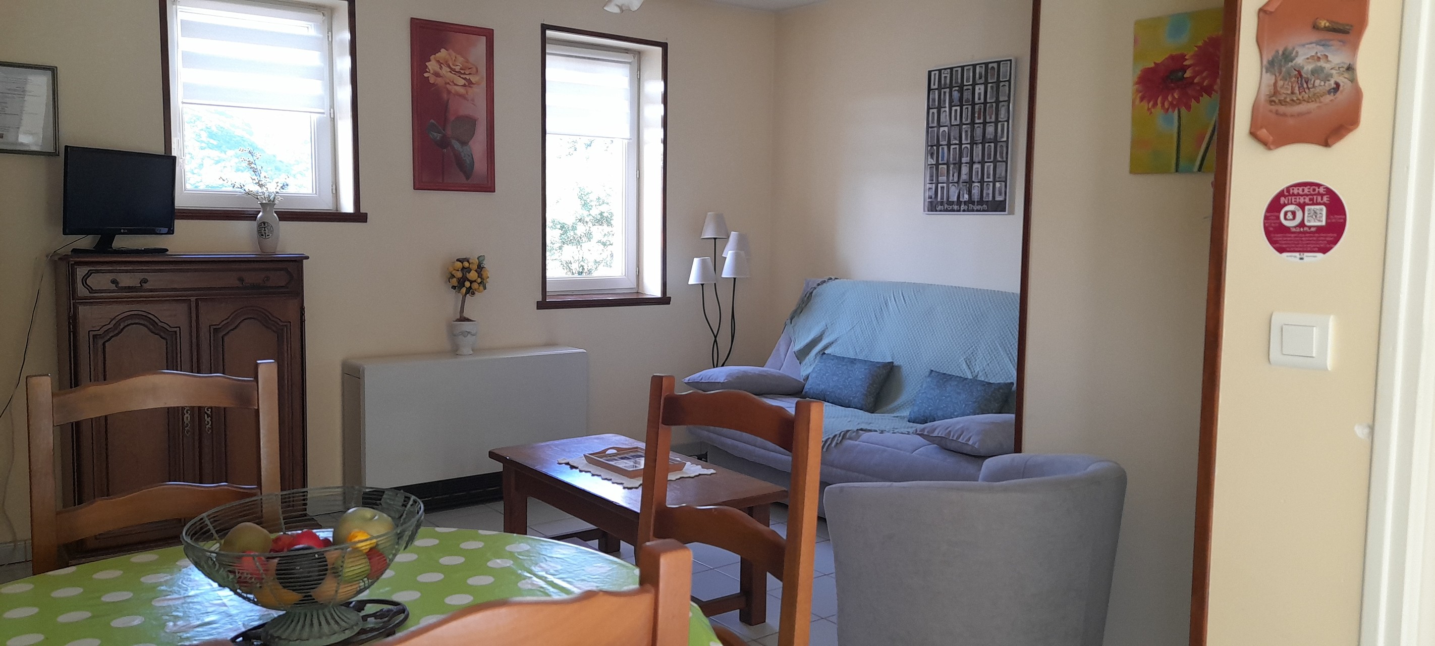 Thueyts - gite les chataigniers - salon TV - mas dardet ©n.roche