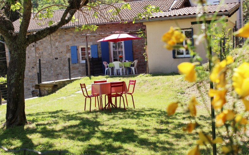 Thueyts - gite les muriers - table jardin 2 - mas dardet ©n.roche
