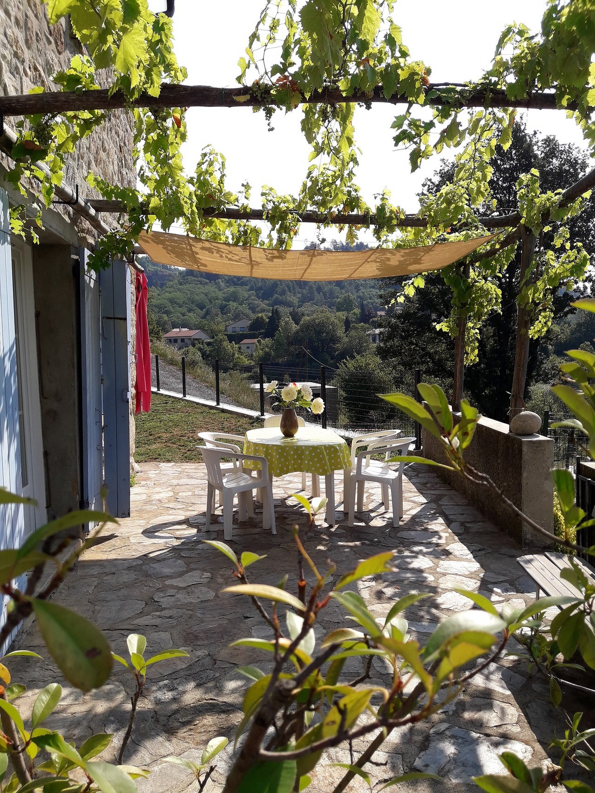 Thueyts - gite les oliviers - extérieur terrasse - mas dardet ©n.roche