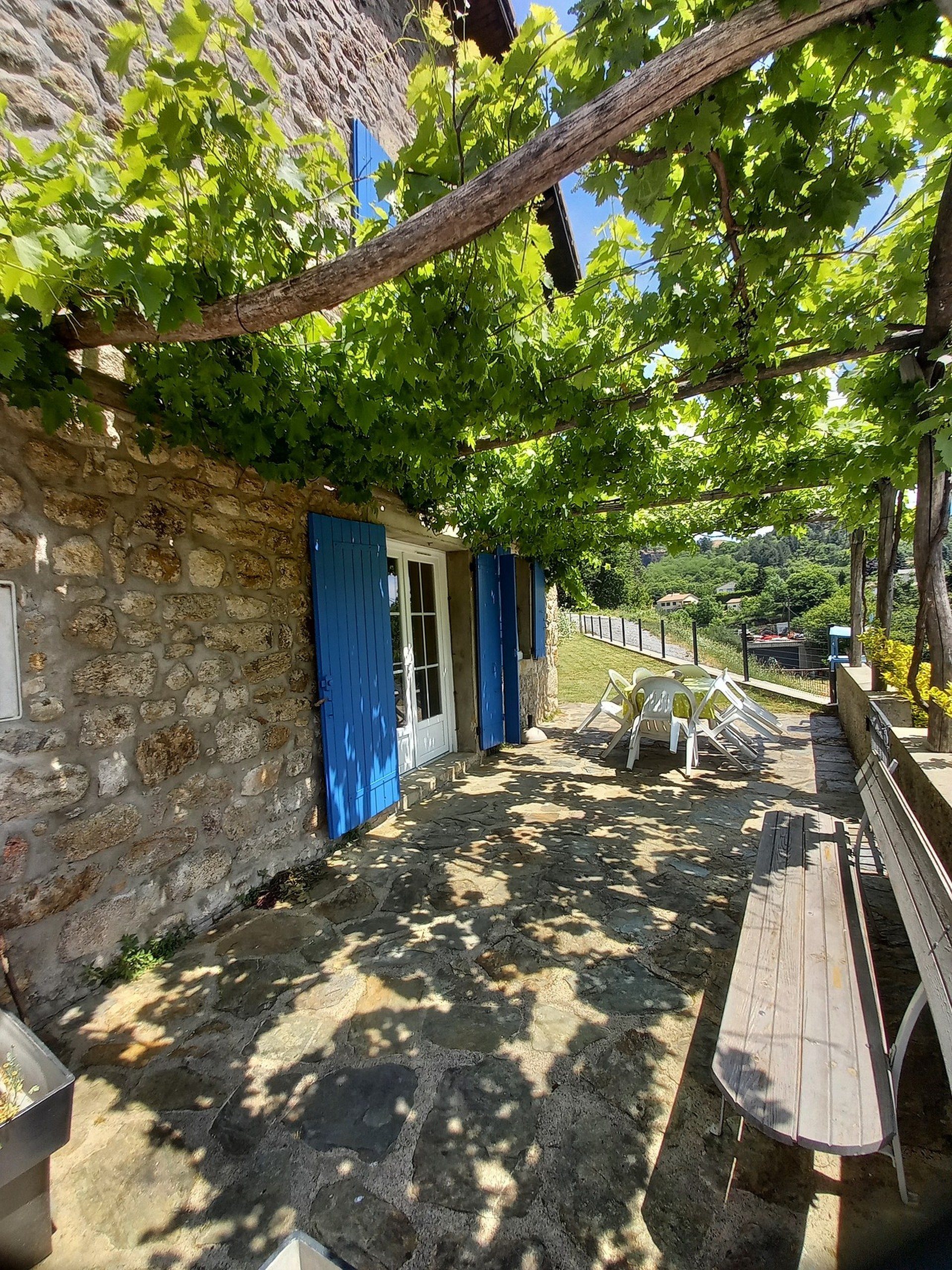 Thueyts - gite les oliviers - extérieur terrasse 3 - mas dardet ©n.roche