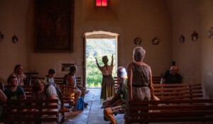 Thueyts - intérieur de la chapelle saint roch en visite guidée ©sourcesetvolcans