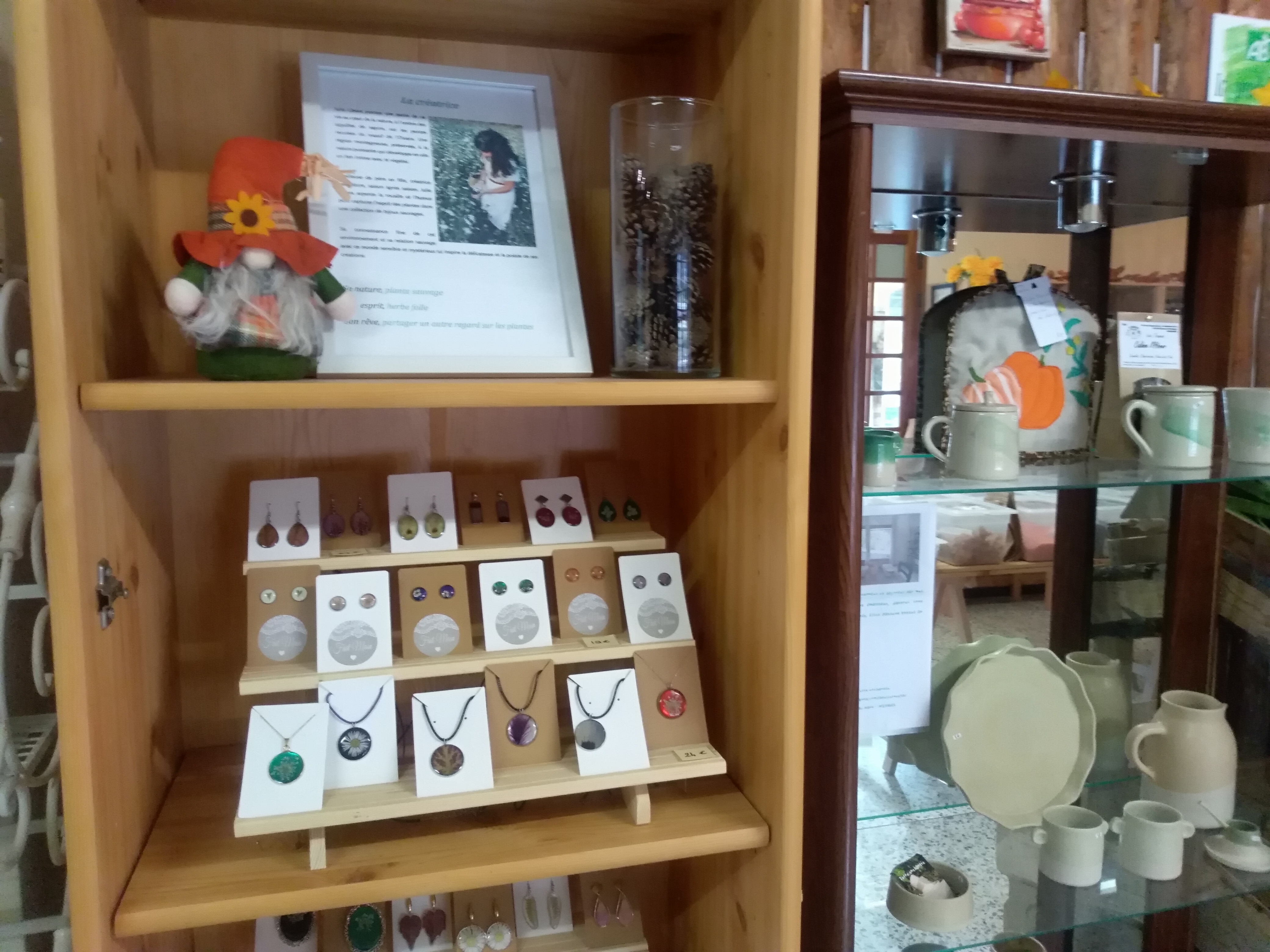 Intérieur boutique - produits locaux et artisanat local