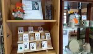 Intérieur boutique - produits locaux et artisanat local