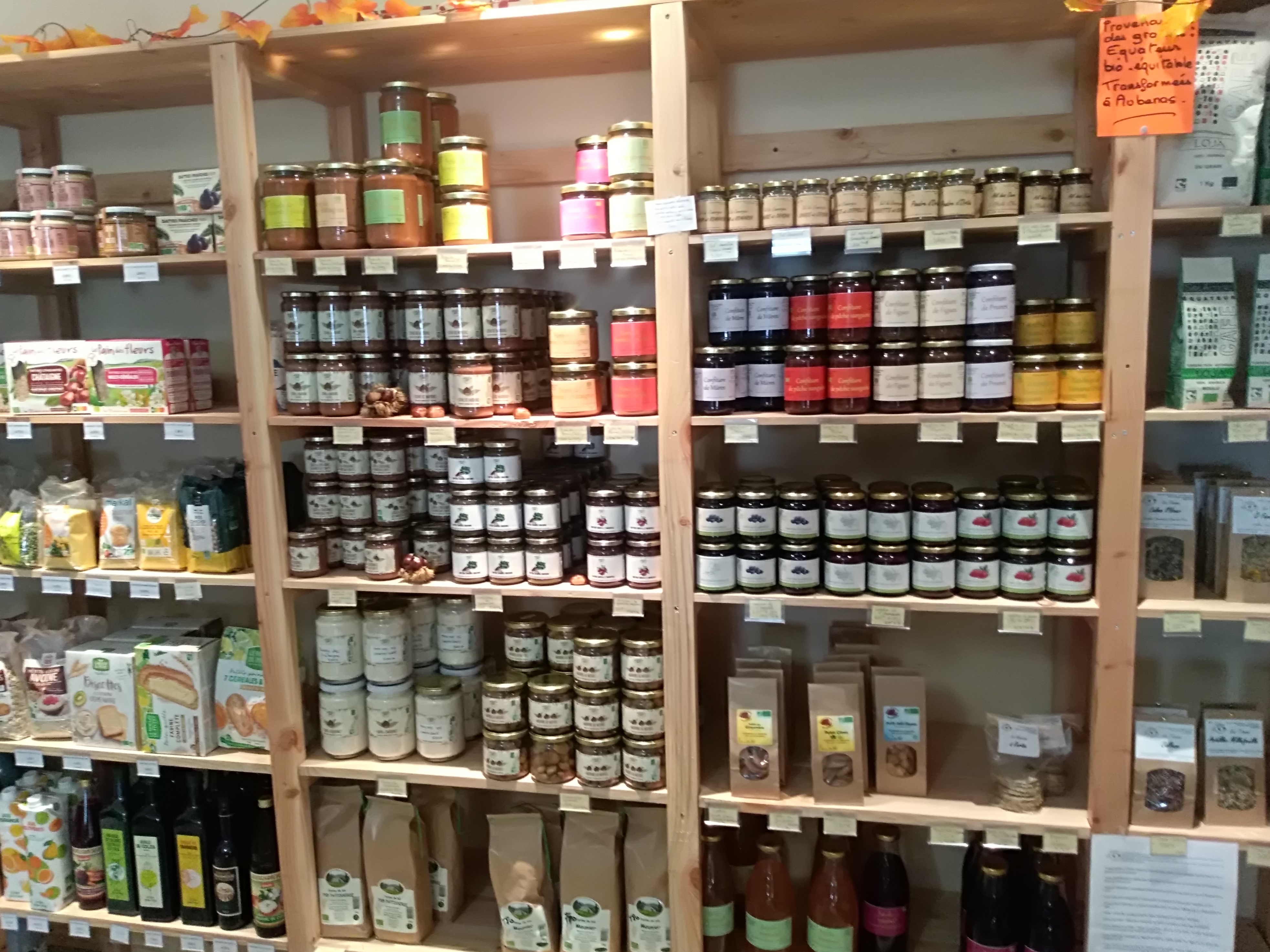 Intérieur boutique - produits locaux et artisanat local