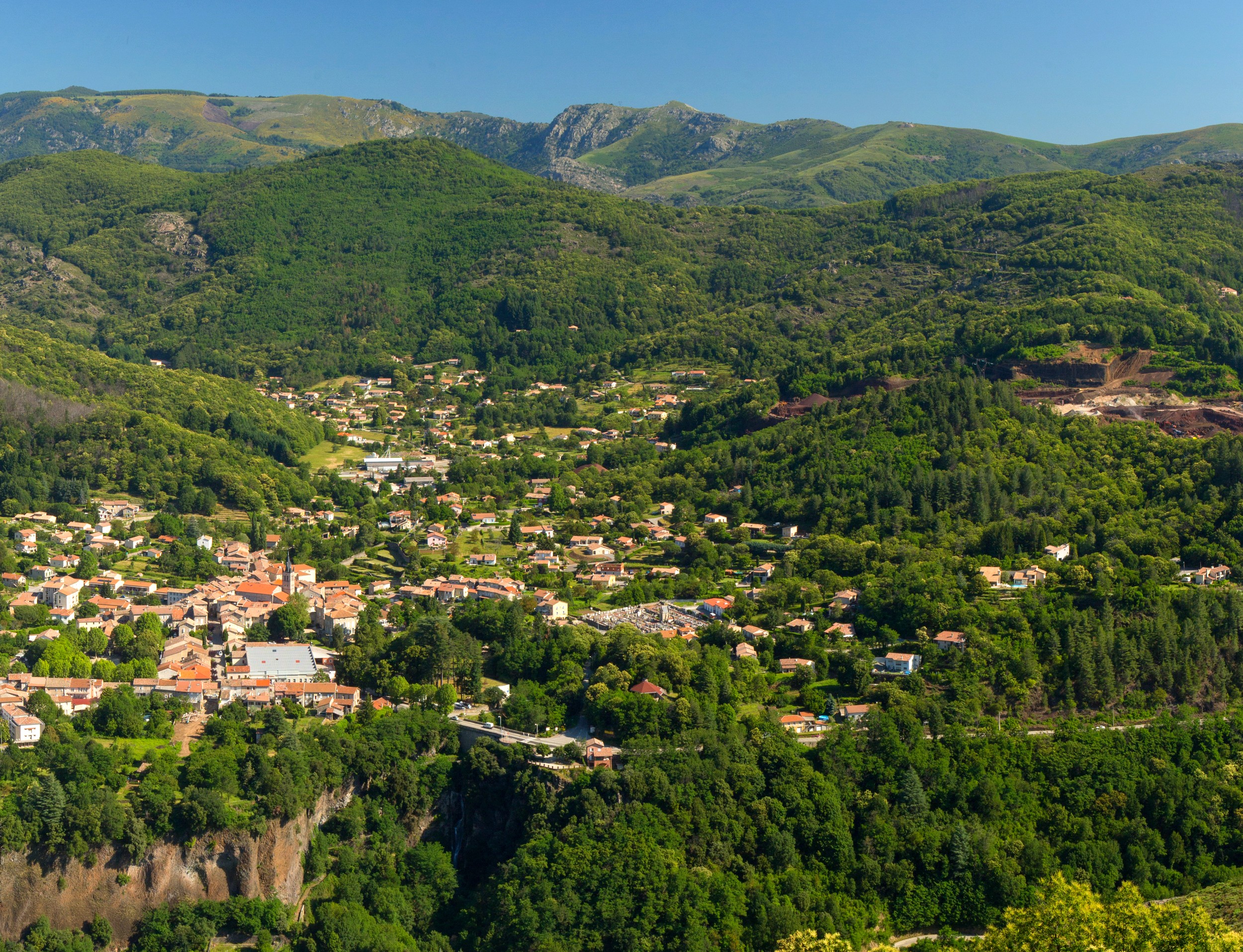 Thueyts - Le village et la vallée de l'Ardèche vus de Bouchard-zoom avec vue gravenne ©S.BUGNON