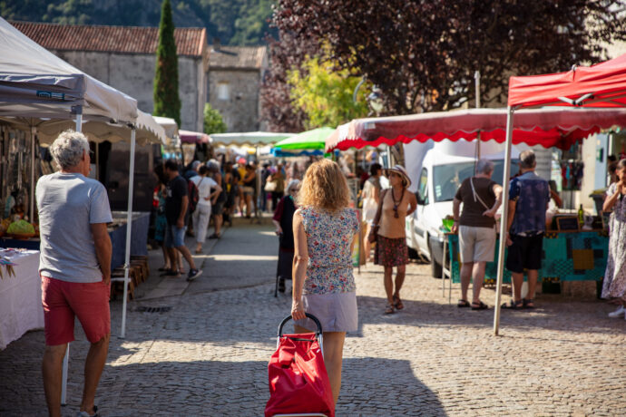marché du vendredi l'été à Thueyts en Ardèche