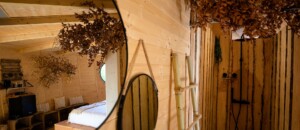 Thueyts - Mas Dardet - La Cabane - douche et miroir©N.Roche ©Mélissa.Crus