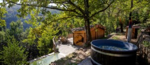 Thueyts - Mas Dardet - La Cabane - bain nordique et bassin.Roche ©Mélissa.Crus