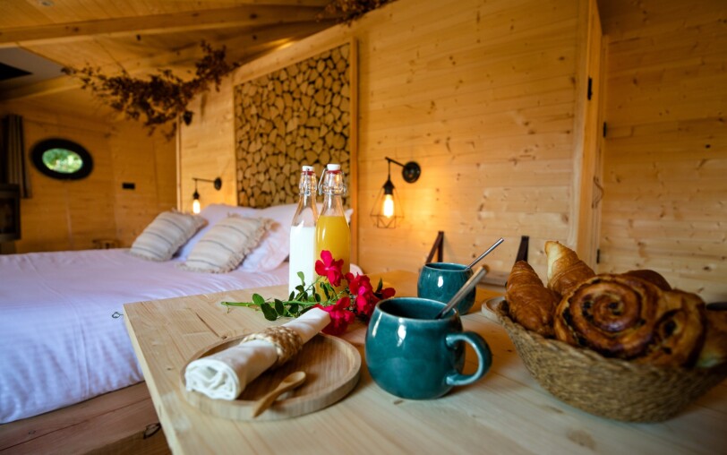 Thueyts - Mas Dardet - La Cabane - petit déjeuner au lit©N.Roche ©Mélissa.Crus
