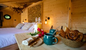 Thueyts - Mas Dardet - La Cabane - petit déjeuner au lit©N.Roche ©Mélissa.Crus