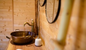 Thueyts - Mas Dardet - La Cabane - lavabo salle d'eau©N.Roche ©Mélissa.Crus