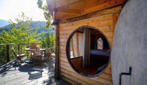 Thueyts - Mas Dardet - La Cabane - vue intérieure porte hublot.Roche ©Mélissa.Crus