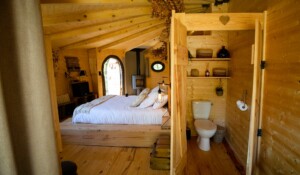 Thueyts - Mas Dardet - La Cabane - toilettes.Roche ©Mélissa.Crus