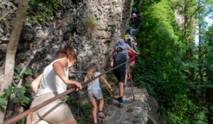 Thueyts - Montée de l'échelle du roi en famille ©sourcesetvolcans
