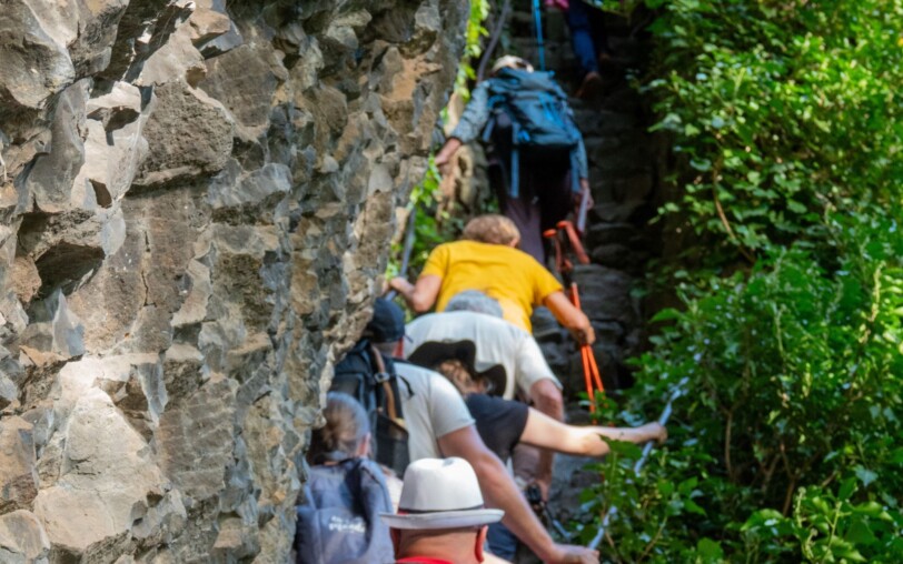Thueyts - Montée de l'échelle du roi en visite géologique ©sourcesetvolcans