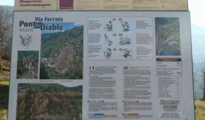 Thueyts - Panneau escalade et via ferrata ©OTASV