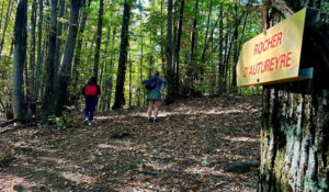 Thueyts - panneau rocher autureyre forêt ©sourcesetvolcans