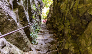 Thueyts - Passage dans la roche volcanique de l'échelle du roi ©sourcesvolcans
