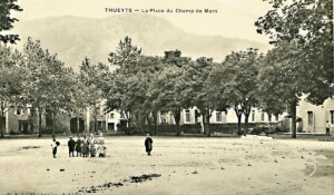 Thueyts - Place du champ de mars sur vieille carte postale ©Ed.Artige fils