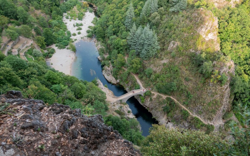 Thueyts - Pont du diable, marcheurs été ©sourcesetvolcans