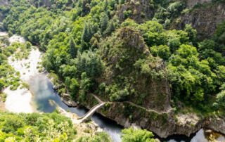 Thueyts - pont du diable vu du haut et vallée - ©sourcesetvolcans