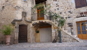 Thueyts - Porte de la tour Pouget ©Maëva-Lopez