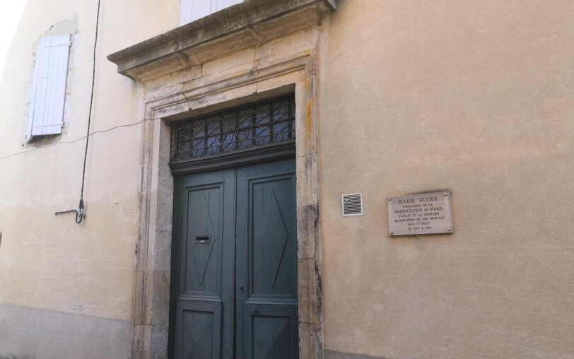 Thueyts - porte du couvent Marie Rivier ©sourcesetvolcans
